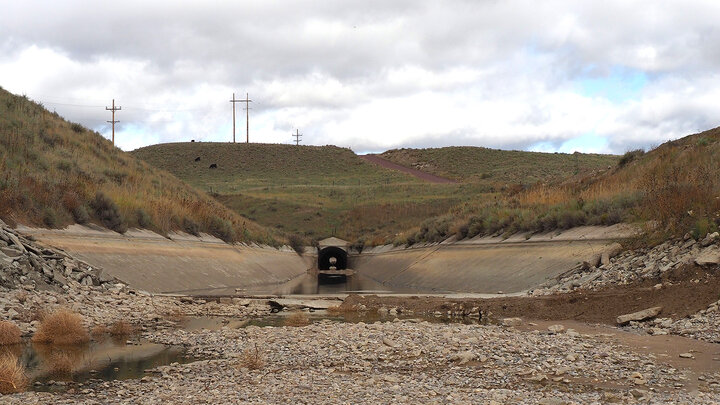 drybed with tunnel opening