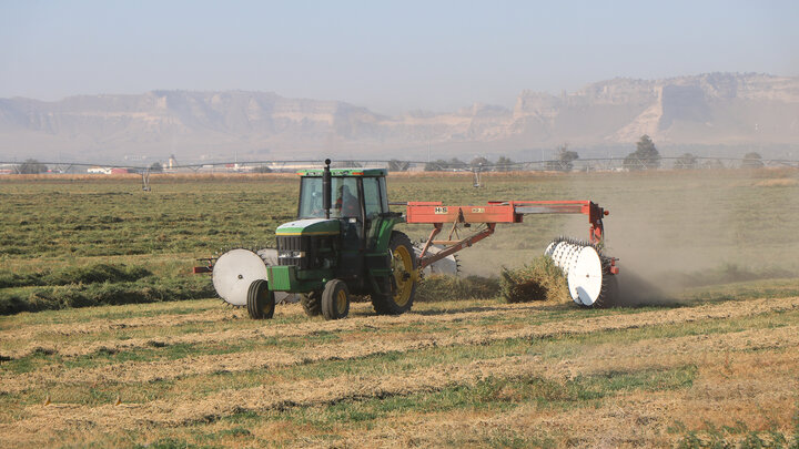 tractor bales hay 